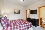 Main floor spacious Flathead Lake bedroom with Queen and Twin bed 